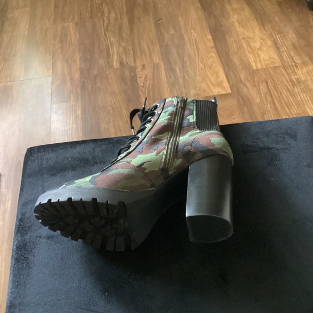 Madden Girl Camouflage Latch Boots Size 11 - Picture 3 of 4